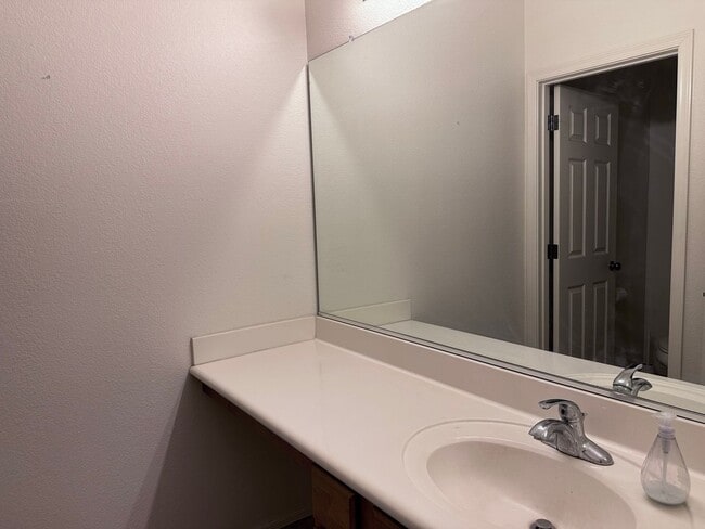 Building Photo - AVAILABLE NOW! Beautiful 4 Bedroom  2 bath...