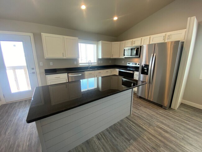 Building Photo - Bi-Level, New Development 3 bdrm/2 ba - MO...