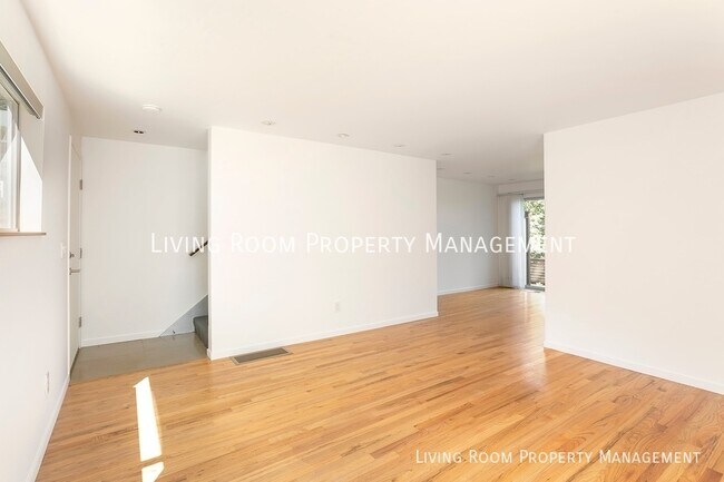 Building Photo - Modern Duplex tucked away in NW!