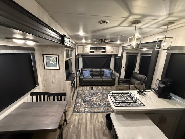 Building Photo - 6920 Riverland Dr