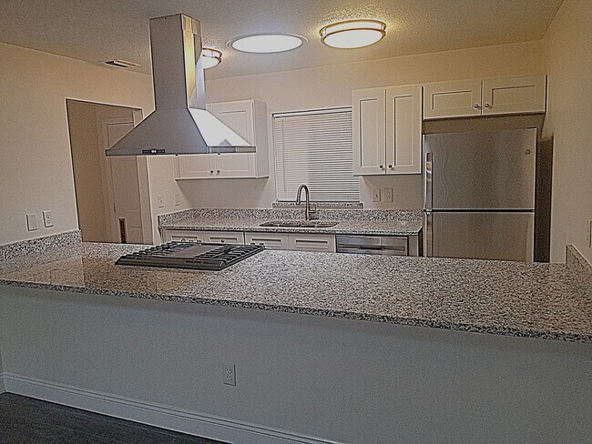 Building Photo - 711 N Wild Olive Ave