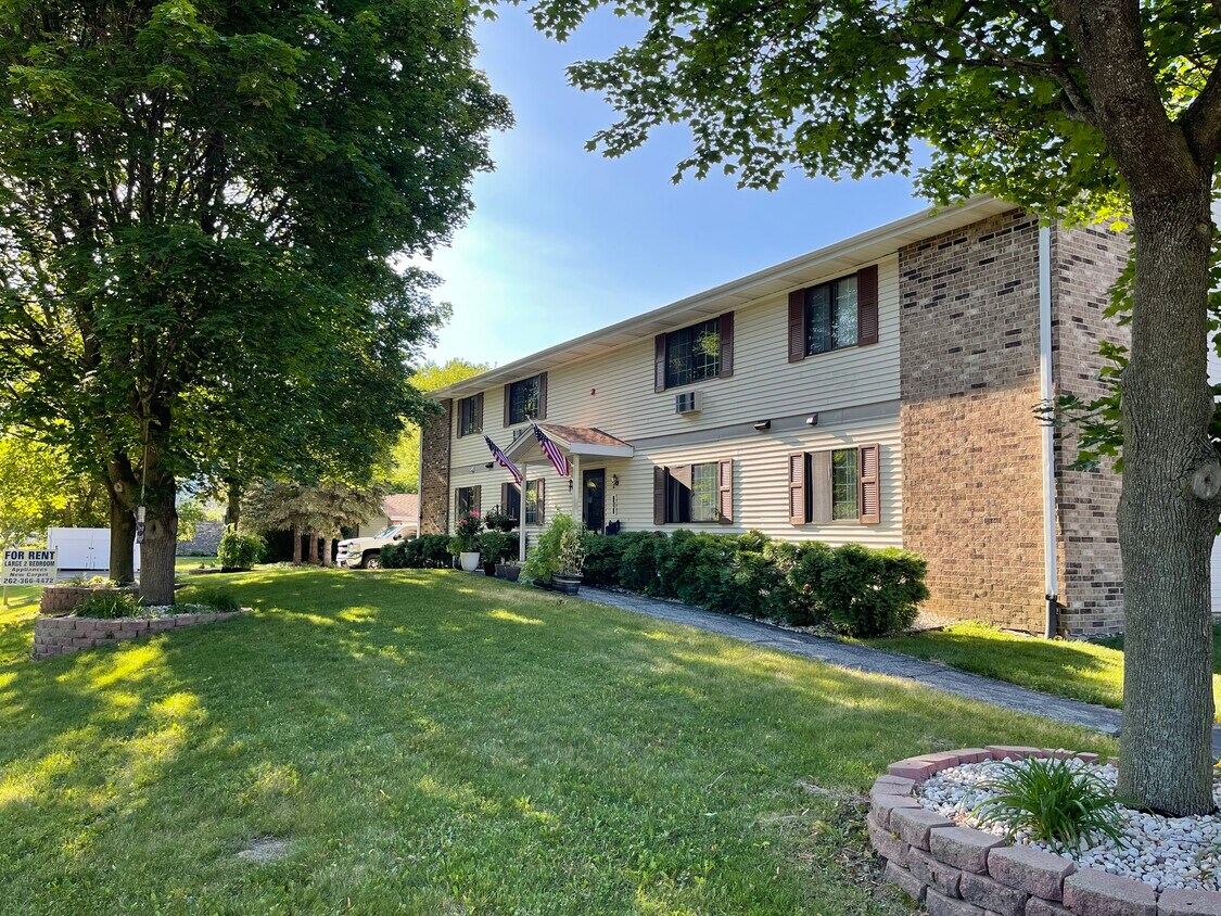 Exterior of Building - S70W14965 Cornell Cir