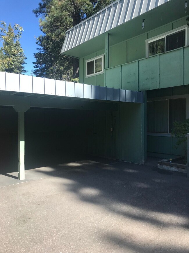 Building Photo - Clean Upstairs Condo in Quiet Complex