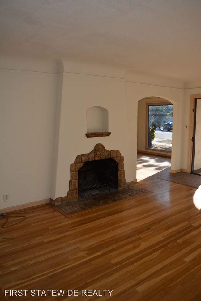 Building Photo - 2226 Coastland Ave