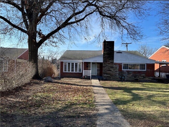Building Photo - 135 Greenbriar Dr