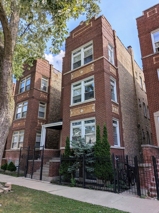 Building Photo - 2619 N Hamlin Ave