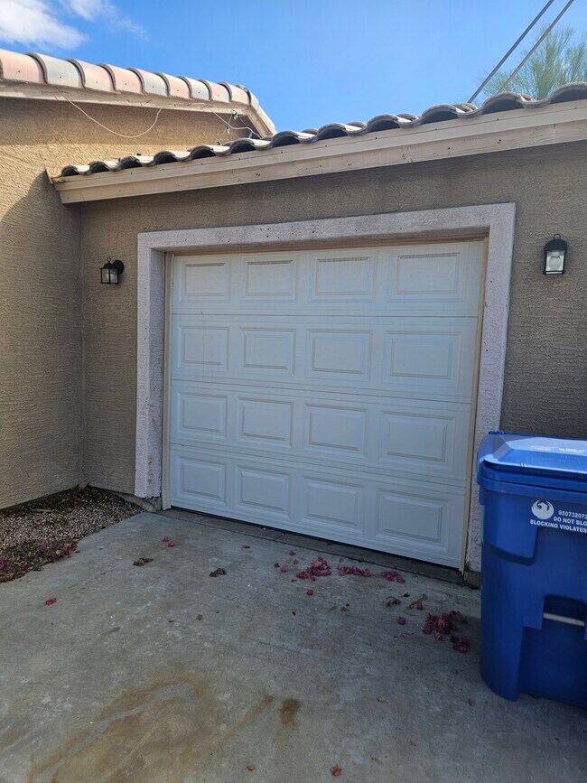 Garaje para 1 automóvil con lavadora y secadora en la unidad. - 9628 N 13th St