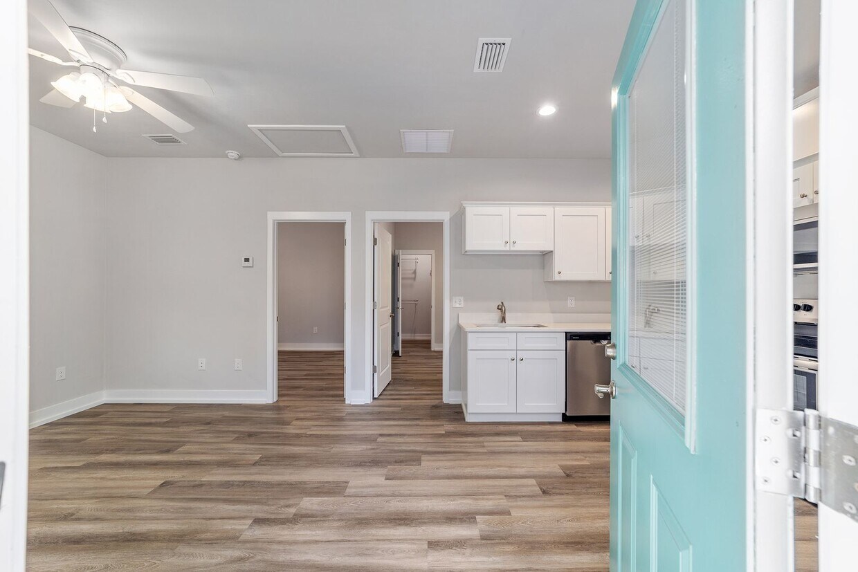 Primary Photo - 2BR/2Bath Located in the heart of Gainesvi...