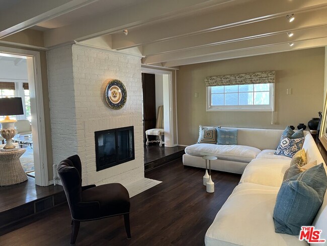 Foto del edificio - 8050 Mulholland Dr