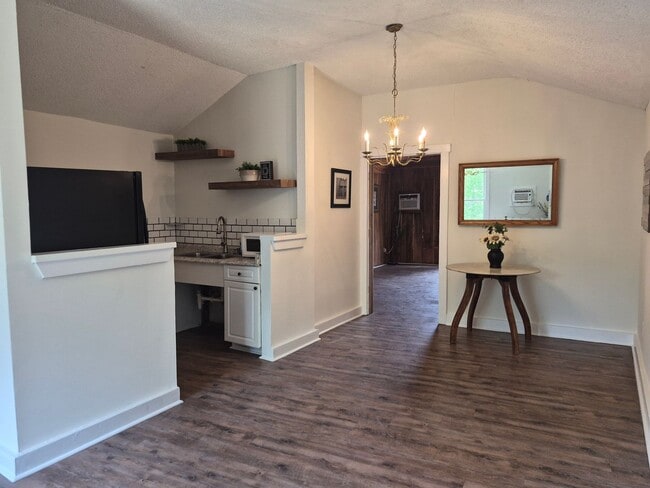 Building Photo - NEW LISTING!!!!!