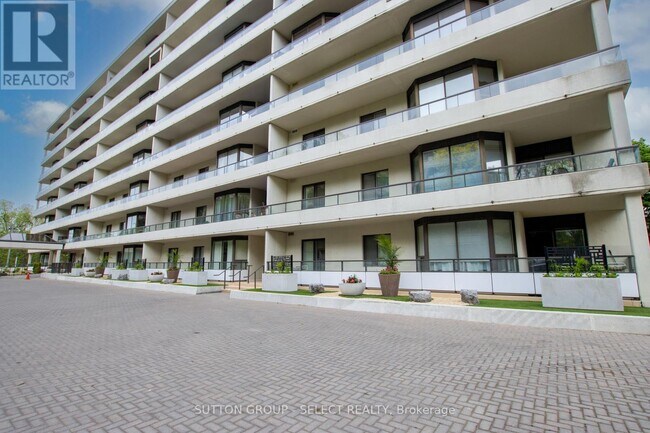 Photo du bâtiment - 1180 Commissioners Rd W