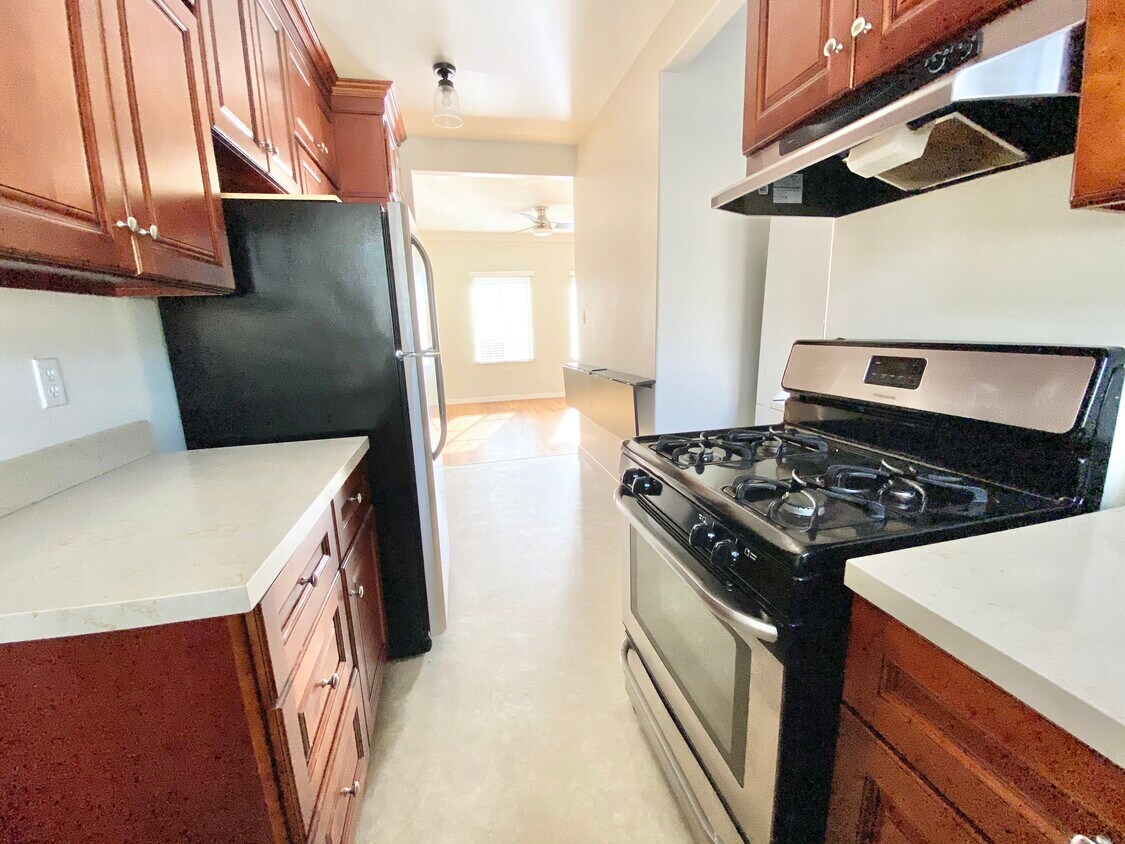 Primary Photo - 1139 S Oakhurst Dr