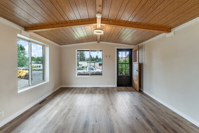 Building Photo - Gallatin Gateway Rental Just Steps from the River