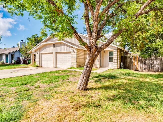 Building Photo - Cute 2bed 2 bath duplex