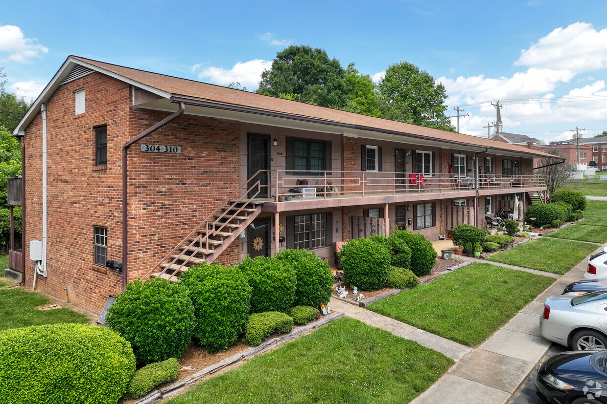 Primary Photo - Tanyard Court Villas