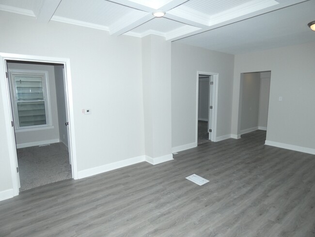 Building Photo - 1004 E 22nd Ave
