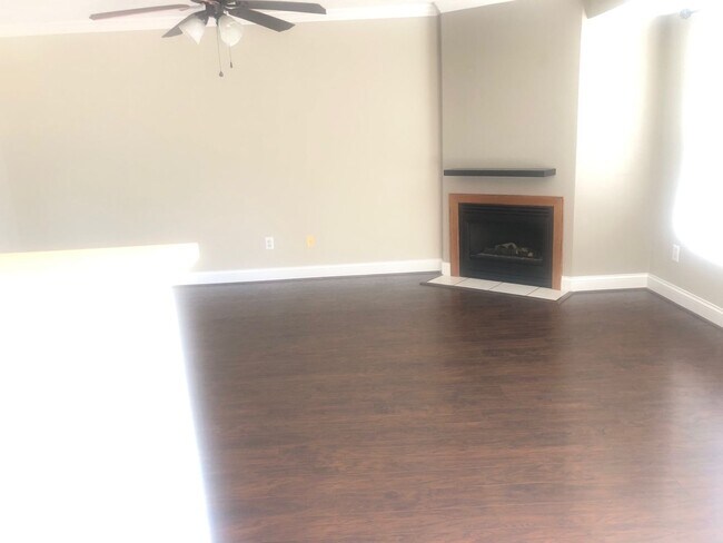 Foto del edificio - Beautiful 3B 2.5 bathroom townhouse in Blo...