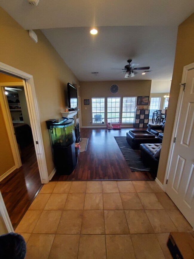Building Photo - College Station -3 bedroom/2 bath - Fenced in back yard and House is in an EXCELLENT LOCATION
