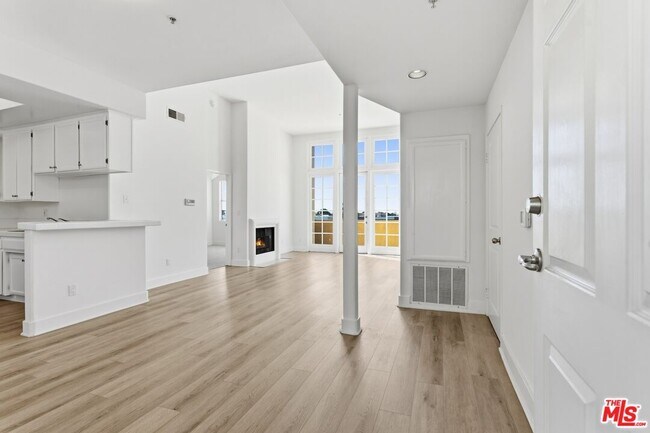 Foto del edificio - 1225 Armacost Ave