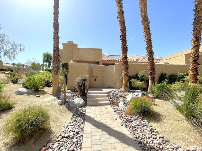 Building Photo - AVAILABLE NOW! 2 Bed 2 Bath Condo in Palm ...