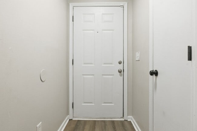 Building Photo - Updated 3BR / 2BA Home – Granite Counters & LVP