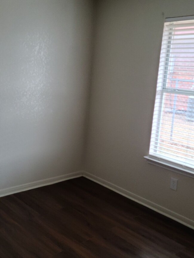 Building Photo - 4 bedroom 2 bathroom house! HOUSING ACCEPTED!
