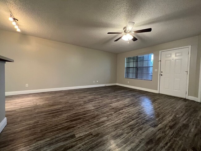 Building Photo - 2/1 Condo in Gated Lakefront Altamonte Com...