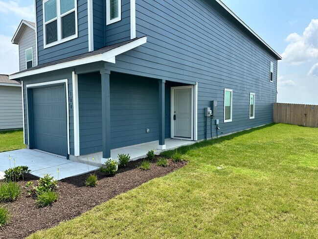 Foto del edificio - Corner Lot! 4 Bed / 2.5 Bath Home in New C...