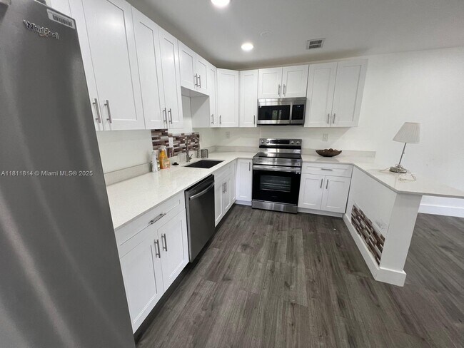 Foto del edificio - 4111 Stirling Rd