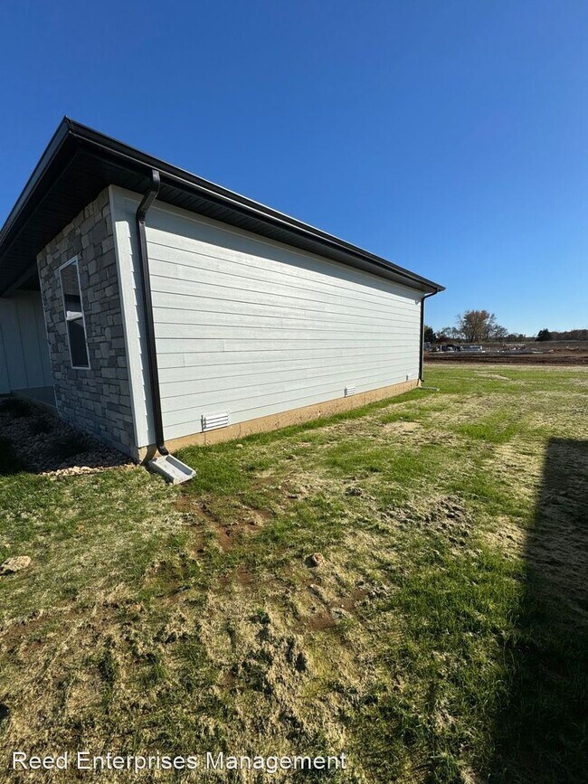 Building Photo - 3 br, 2 bath House - 128 W Bluegrass St