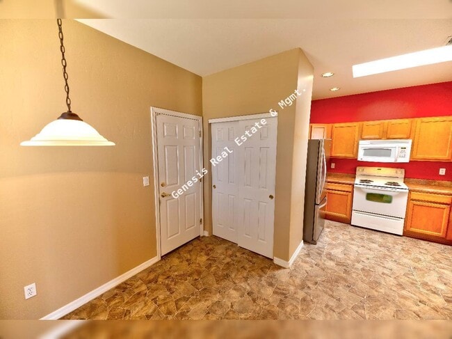 Building Photo - 606 W Woodfield Ct