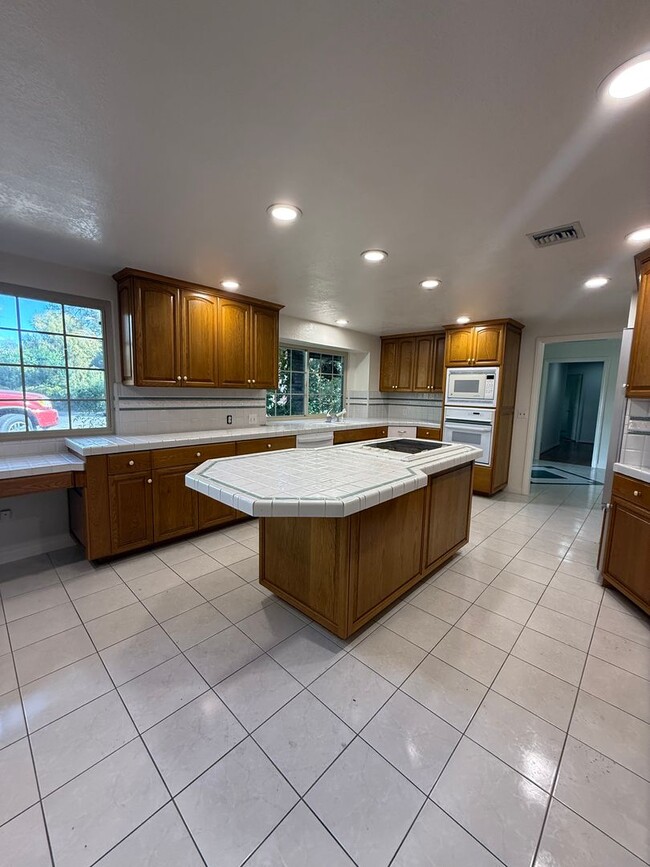 Building Photo - Ranch Style Home on Large Lot with Circular Driveway