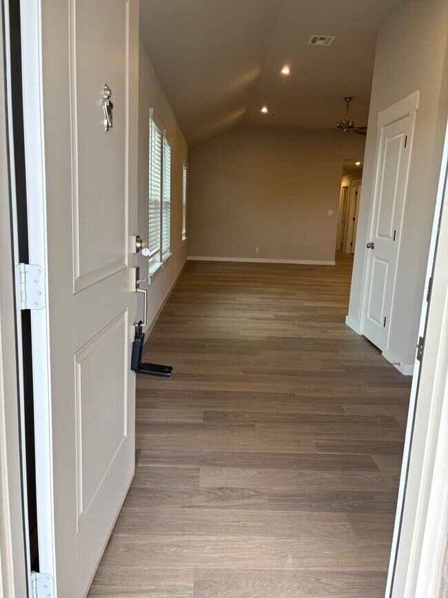 Building Photo - Beautiful New Duplex!