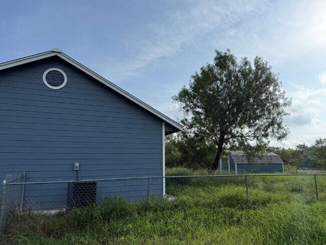 Building Photo - 455 Country Trail