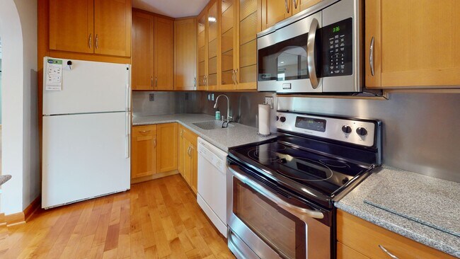 Foto del edificio - Kalorama Two Bedroom/Two Bathroom on Quiet Street-Updated Steam Shower, Washer/Dryer In Unit, & M...