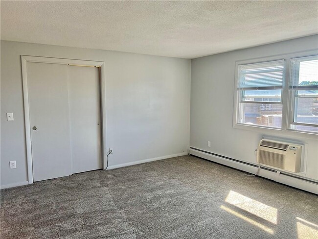 Building Photo - 2575 Warwick Ave