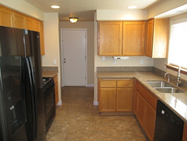 Building Photo - Large Three Bedroom Home in Stayton