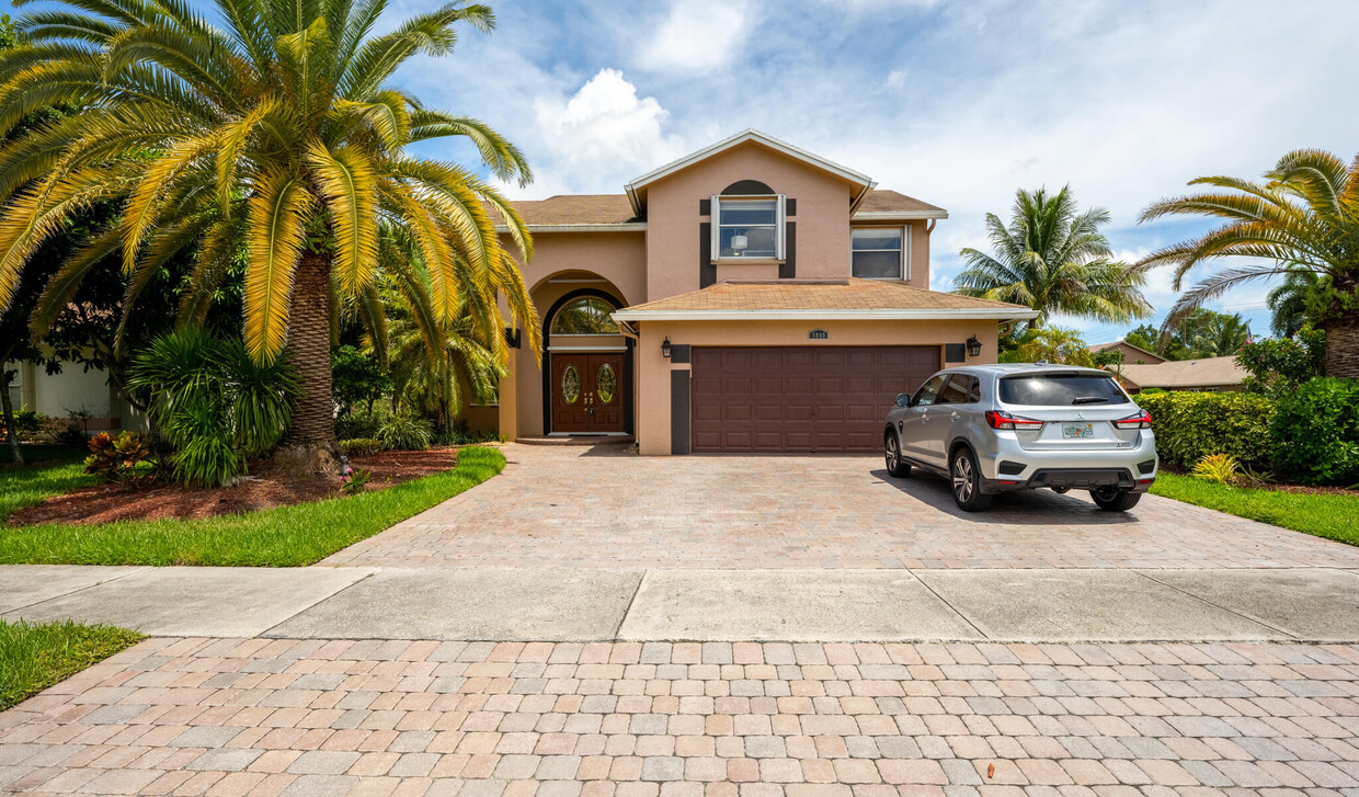 Foto principal - 5840 SW 57th Way