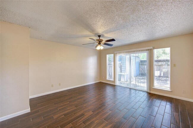 Foto del edificio - 2424 Miramar Ct