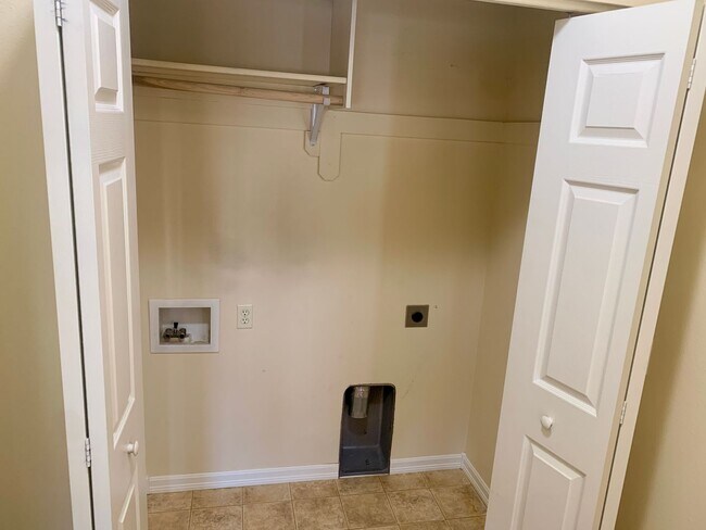 Foto del edificio - Beautiful 3 bed 2 bath condo on the west end!