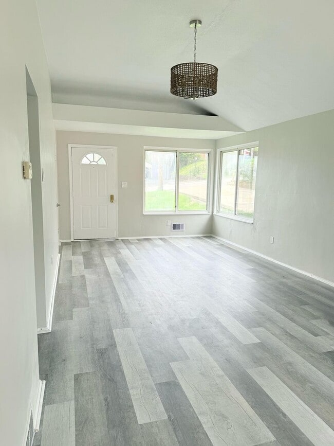 Building Photo - Newly Remodeled 3-Bed, 2-Bath Ranch Style ...