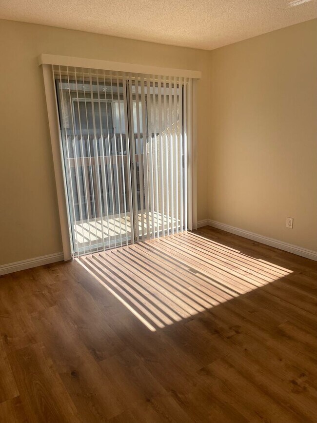 Foto del edificio - Beautiful 2 Bed / 2 Bath  Upstairs Condo In Colton!