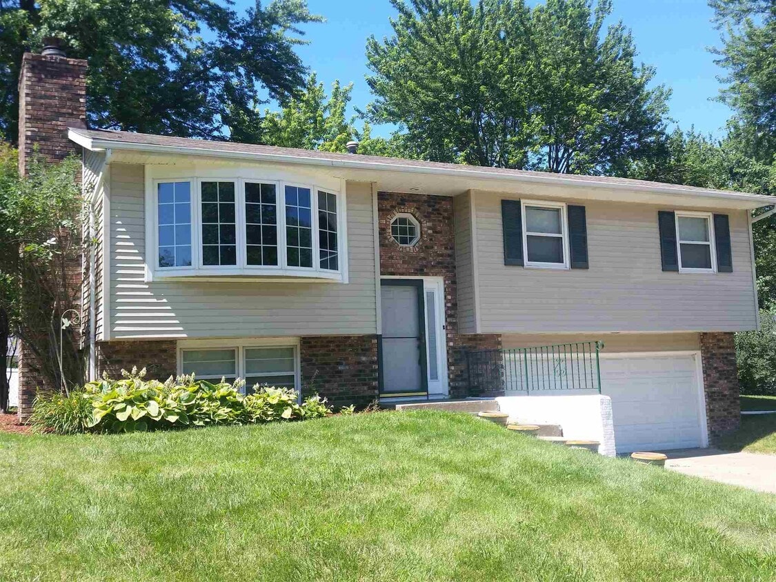 2530 St Johns Ct, Bettendorf, IA 52722 House Rental in Bettendorf, IA