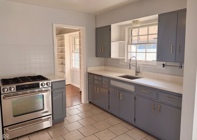 Photo - 1524 E 54th St House