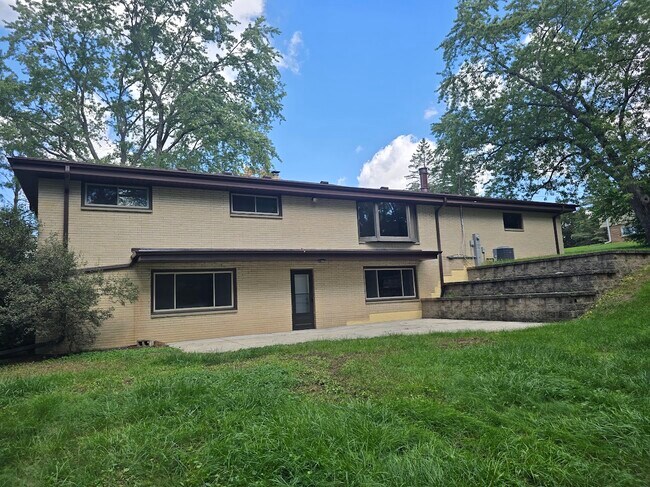 Building Photo - 15945 Smith Dr