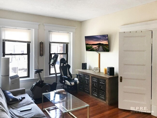 Building Photo - 1386 Beacon St