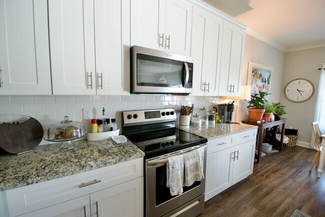 Foto del edificio - 3 Bed 3.5 Bath Luxury Townhome in Convenient Location!
