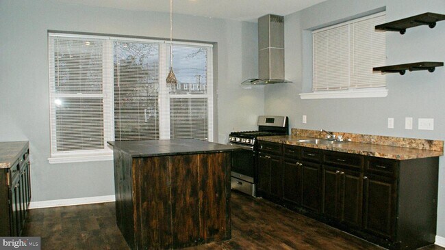 Building Photo - 213 Elm St