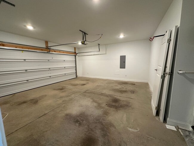 Building Photo - 3 Bed / 2.5 bath Home in Knoxville | Vaulted Ceilings | Gas Fireplace | HOA Community