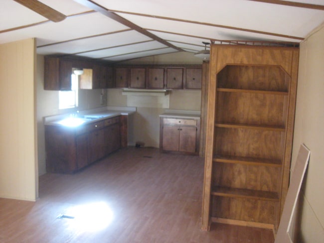 Building Photo - 924 W 49th St